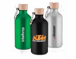 Garrafa de 550ml em alumínio reciclado com acabamento mate (exceto na cor branca), tampa rosqueável em bambu e mosquetão para transporte prático. Sustentável, elegante e funcional, é um brinde corporativo que alia estilo e consciência ambiental à sua marca.