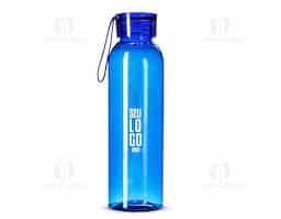Garrafa feita em plástico livre de BPA com capacidade máxima de 640ml e marcação de volume impressa de até 600ml. Conta com tampa plástica rosqueável com alça de silicone fixa