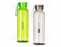 Garrafa feita em plástico livre de BPA com capacidade máxima de 640ml e marcação de volume impressa de até 600ml. Conta com tampa plástica rosqueável com alça de silicone fixa
