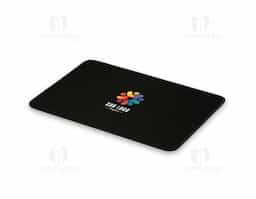 Mouse pad em poliéster impermeável e flexível, garantindo resistência e fácil manutenção. Sua base antiderrapante em borracha assegura firmeza e conforto no uso diário. Um brinde corporativo versátil e durável, ideal para destacar a marca no ambiente de trabalho.