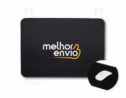 Mouse pad em poliéster impermeável e flexível, garantindo resistência e fácil manutenção. Sua base antiderrapante em borracha assegura firmeza e conforto no uso diário. Um brinde corporativo versátil e durável, ideal para destacar a marca no ambiente de trabalho.