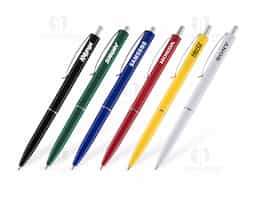 Caneta plástica com clip e ponteira em metal, acionamento por clique e carga esferográfica azul 1.0mm. Oferece escrita macia e precisa, com design prático e resistente. Ideal como brinde corporativo para ações promocionais, uso em escritório e eventos.