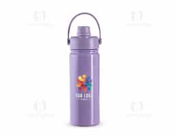Garrafa térmica em aço inox 304 e capacidade para até 600ml. Apresenta estrutura de parede dupla e vedação a vácuo, oferecendo a conservação da temperatura de líquidos por mais tempo. Possui tampa rosqueável feita em plástico com proteção para o bocal, bico flip, canudo interno removível e alça fixa para transporte.