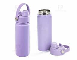 Garrafa térmica em aço inox 304 e capacidade para até 600ml. Apresenta estrutura de parede dupla e vedação a vácuo, oferecendo a conservação da temperatura de líquidos por mais tempo. Possui tampa rosqueável feita em plástico com proteção para o bocal, bico flip, canudo interno removível e alça fixa para transporte.