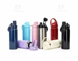 Garrafa térmica em aço inox 304 e capacidade para até 600ml. Apresenta estrutura de parede dupla e vedação a vácuo, oferecendo a conservação da temperatura de líquidos por mais tempo. Possui tampa rosqueável feita em plástico com proteção para o bocal, bico flip, canudo interno removível e alça fixa para transporte.
