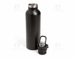 Garrafa térmica em inox 304 com capacidade de até 800ml. Possui estrutura de parede dupla e vedação a vácuo, permitindo conservar a temperatura de bebidas por mais tempo. Apresenta uma tampa rosqueável em plástico com protetor para o bocal e trava de segurança integrada à alça.