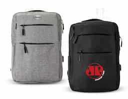 Mochila confeccionada em nylon Oxford impermeável, com fechamento em zíper, puxadores com detalhes em nylon e plástico e capacidade de até 14 litros. Possui compartimento interno principal com bolsos de tamanhos variados e divisória para notebooks de ate 15,6 polegadas. Possui três compartimentos externos, um deles com abertura lateral. Dispõe também de bolso lateral, porta USB, alça de mão em poliéster 210D e alças para as costas em tecido respirável.