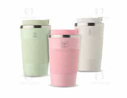 Copo térmico em inox 304 com pintura eletrostática, base antiderrapante e capacidade máxima de 350ml. Possui estrutura de parede dupla e vedação a vácuo, permitindo a conservação da temperatura de líquidos por mais tempo. Conta ainda com tampa rosqueável em plástico com trava protetora no bocal e luva removível em silicone.