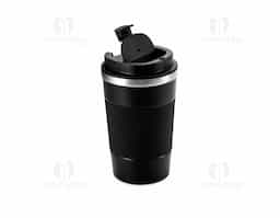 Copo térmico em inox 304 com pintura eletrostática, base antiderrapante e capacidade máxima de 350ml. Possui estrutura de parede dupla e vedação a vácuo, permitindo a conservação da temperatura de líquidos por mais tempo. Conta ainda com tampa rosqueável em plástico com trava protetora no bocal e luva removível em silicone.