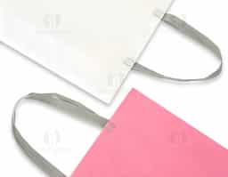 Sacola em TNT laminado, com acabamento impermeável, ideal para proteção e durabilidade. Possui costura termosselada, que garante maior resistência, vedação e melhor acabamento, tornando o produto ideal para uso promocional e transporte de diversos itens.