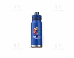 Garrafa térmica em inox com base emborrachada antiderrapante e capacidade máxima de 750ml. Possui estrutura de parede dupla e isolamento a vácuo, permitindo conservar a temperatura de líquidos por mais tempo. Dispõe ainda de tampa plástica com alça móvel e protetor para o bocal acionado por botão. Acompanha um canudo plástico para encaixe no interior da garrafa.
