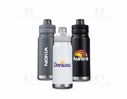 Garrafa térmica em inox com base emborrachada antiderrapante e capacidade máxima de 750ml. Possui estrutura de parede dupla e isolamento a vácuo, permitindo conservar a temperatura de líquidos por mais tempo. Dispõe ainda de tampa plástica com alça móvel e protetor para o bocal acionado por botão. Acompanha um canudo plástico para encaixe no interior da garrafa.