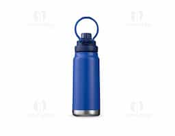 Garrafa térmica em inox com base emborrachada antiderrapante e capacidade máxima de 750ml. Possui estrutura de parede dupla e isolamento a vácuo, permitindo conservar a temperatura de líquidos por mais tempo. Dispõe ainda de tampa plástica com alça móvel e protetor para o bocal acionado por botão. Acompanha um canudo plástico para encaixe no interior da garrafa.