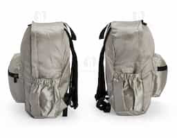 Mochila dobrável confeccionada em poliéster impermeável, fechamento em zíper e capacidade máxima de 18 litros. Pode ser transportada como um estojo compacto quando dobrada e, ao ser desdobrada, apresenta um compartimento interno com divisória para notebook de até 14 polegadas. Conta ainda com bolso frontal com zíper e dois bolsos laterais com elástico, uma alça superior em nylon e duas alças para as cosas com revestimento em espuma respirável.