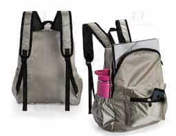 Mochila dobrável confeccionada em poliéster impermeável, fechamento em zíper e capacidade máxima de 18 litros. Pode ser transportada como um estojo compacto quando dobrada e, ao ser desdobrada, apresenta um compartimento interno com divisória para notebook de até 14 polegadas. Conta ainda com bolso frontal com zíper e dois bolsos laterais com elástico, uma alça superior em nylon e duas alças para as cosas com revestimento em espuma respirável.