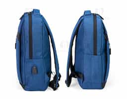 Mochila em nylon Oxford impermeável com detalhes em couro sintético, capacidade para até 14 litros, fechamento em zíper com puxadores em plástico e nylon. Possui compartimento interno com bolsos de tamanhos variados e divisória para notebooks de até 15,6 polegadas. Apresenta dois compartimentos frontais com abertura lateral, além de entrada para cabo USB e bolso lateral aberto. Dispõe também de alça de mão em poliéster reforçado e duas alças para as costas com revestimento em espuma respirável.