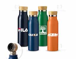 Garrafa térmica feita em inox com pintura em spray, tampa rosqueável em bambu e capacidade máxima de 600ml. Possui estrutura de parede dupla e isolamento a vácuo, permitindo manter a temperatura de líquidos por mais tempo.