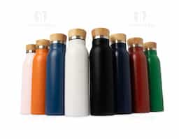 Garrafa térmica feita em inox com pintura em spray, tampa rosqueável em bambu e capacidade máxima de 600ml. Possui estrutura de parede dupla e isolamento a vácuo, permitindo manter a temperatura de líquidos por mais tempo.