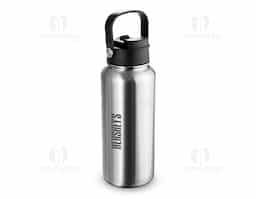 Garrafa térmica em inox com capacidade de até 950ml. Conta com estrutura de parede dupla e vedação a vácuo, permitindo a conservação da temperatura de líquidos por mais tempo. Dispõe de tampa plástica com trava de proteção para o bocal, bico flip, canudo removível e alça para transporte.