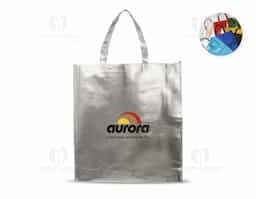 Sacola em TNT com revestimento externo laminado, que oferece maior resistência e durabilidade. Possui duas alças costuradas, garantindo segurança no transporte. Leve, reutilizável e prática, é ideal como brinde corporativo para eventos, feiras e ações promocionais.