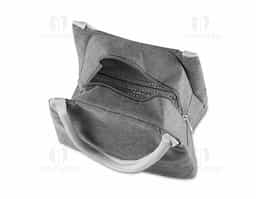 Bolsa térmica com alça de mão, confeccionada em poliéster 300D na parte externa e alumínio com manta térmica no interior. Modelo costurado, puxador de zíper em formato de colher, sem solda e capacidade para 5,6 litros.