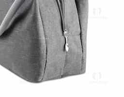 Bolsa térmica com alça de mão, confeccionada em poliéster 300D na parte externa e alumínio com manta térmica no interior. Modelo costurado, puxador de zíper em formato de colher, sem solda e capacidade para 5,6 litros.