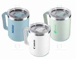 Caneca produzida em plástico PP de 450ml com interior em inox 304 para conservação da temperatura do líquido. Possui alça ergonômica e tampa plástica com vedação de encaixe.