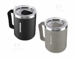 Caneca produzida em plástico PP de 450ml com interior em inox 304 para conservação da temperatura do líquido. Possui alça ergonômica e tampa plástica com vedação de encaixe.