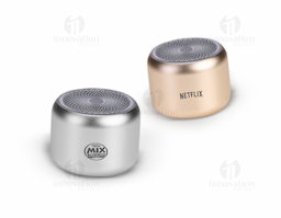 Caixa de som com estrutura em metal e plástico. Possui base emborrachada com botão liga/desliga, conexão Bluetooth 5.0, autonomia de reprodução estimada de até 2 horas e meia e entrada USB-C para carregamento. Acompanha cordão de nylon e cabo USB-C.