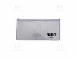 Estojo em plástico transparente, ideal para organizar e visualizar facilmente o conteúdo. Possui fechamento zip zap deslizante, que garante praticidade e segurança no uso diário. Leve e funcional, é um brinde corporativo versátil, perfeito para ações promocionais, eventos e uso escolar ou profissional, valorizando a marca com utilidade.
