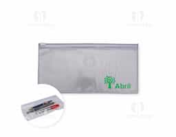 Estojo em plástico transparente, ideal para organizar e visualizar facilmente o conteúdo. Possui fechamento zip zap deslizante, que garante praticidade e segurança no uso diário. Leve e funcional, é um brinde corporativo versátil, perfeito para ações promocionais, eventos e uso escolar ou profissional, valorizando a marca com utilidade.