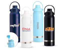 Garrafa térmica em inox 304 com capacidade para até 800ml. Possui estrutura de parede dupla e vedação a vácuo, permitindo a conservação da temperatura de líquidos por mais tempo. Conta ainda com tampa plástica rosqueável com protetor para o bocal, além de alça para transporte.