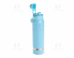 Garrafa térmica em inox 304 com capacidade para até 800ml. Possui estrutura de parede dupla e vedação a vácuo, permitindo a conservação da temperatura de líquidos por mais tempo. Conta ainda com tampa plástica rosqueável com protetor para o bocal, além de alça para transporte.