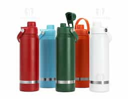 Garrafa térmica em inox 304 com capacidade para até 800ml. Possui estrutura de parede dupla e vedação a vácuo, permitindo a conservação da temperatura de líquidos por mais tempo. Conta ainda com tampa plástica rosqueável com protetor para o bocal, além de alça para transporte.