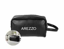 Nécessaire confeccionada em poliuretano (PU) liso impermeável, material que oferece resistência, fácil manutenção e acabamento uniforme. Possui fechamento em zíper que garante segurança no armazenamento de itens pessoais, cosméticos ou acessórios. A alça lateral facilita o transporte e o manuseio em diferentes contextos, como viagens, academia ou rotina profissional. Seu design minimalista valoriza a aplicação de marca de forma discreta e elegante. Um brinde corporativo funcional, durável e de ampla aceitação, pensado para integrar-se naturalmente ao dia a dia do usuário.