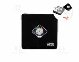 Kit poker formado por dois baralhos completos, com 54 cartas cada, além de uma ficha de dealer e cerca de 100 fichas coloridas, distribuídas em quatro cores com 25 unidades cada. Acompanha um estojo metálico para guardar os itens do conjunto.