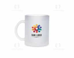 Caneca em vidro com acabamento fosco e capacidade de até 350ml, que confere visual moderno e sofisticado. Ideal para bebidas quentes ou frias, é resistente e agradável ao toque. Brinde corporativo versátil, perfeito para ações promocionais, eventos e uso no dia a dia.