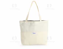 Sacola confeccionada em lona 356g/m² com revestimento interno em poliéster, bolso frontal aberto e duas alças com costura interna.
