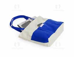 Sacola confeccionada em lona 356g/m² com revestimento interno em poliéster, bolso frontal aberto e duas alças com costura interna.