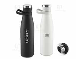 Garrafa térmica de 750 ml com parede dupla em inox (interno 304 / externo 201), acabamento com pintura a pó e tampa em inox 201 com anel de silicone para vedação, possui alça em silicone para transporte.