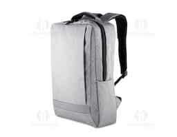 Mochila confeccionada em tecido externo de poliéster 300D com detalhe em PU e tecido interno em poliéster 210D, com capacidade total de 13,5 litros. Possui bolso frontal com fechamento em zíper, dois bolsos laterais e compartimento interno para notebook de até 15,6”.