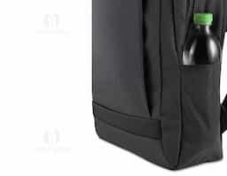 Mochila confeccionada em tecido externo de poliéster 300D com detalhe em PU e tecido interno em poliéster 210D, com capacidade total de 13,5 litros. Possui bolso frontal com fechamento em zíper, dois bolsos laterais e compartimento interno para notebook de até 15,6”.