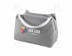 Bolsa térmica costurada, produzida em poliéster 300D na parte externa e alumínio com manta térmica no interior. Modelo sem solda, puxador de zíper em formato de colher, com capacidade para 7 litros.