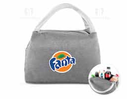 Bolsa térmica costurada, produzida em poliéster 300D na parte externa e alumínio com manta térmica no interior. Modelo sem solda, puxador de zíper em formato de colher, com capacidade para 7 litros.