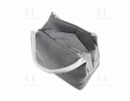 Bolsa térmica costurada, produzida em poliéster 300D na parte externa e alumínio com manta térmica no interior. Modelo sem solda, puxador de zíper em formato de colher, com capacidade para 7 litros.