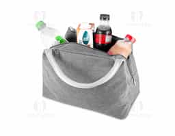 Bolsa térmica costurada, produzida em poliéster 300D na parte externa e alumínio com manta térmica no interior. Modelo sem solda, puxador de zíper em formato de colher, com capacidade para 7 litros.