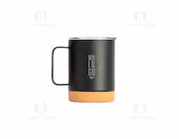 Caneca térmica em inox com pintura eletrostática, fundo em cortiça e capacidade para até 330ml. Apresenta estrutura de parede dupla e vedação a vácuo, que ajuda a conservar a temperatura das bebidas por mais tempo. Possui tampa plástica com trava de segurança no bocal.