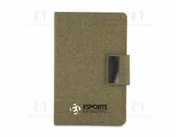 Caderno de anotações com capa em PU e fibra de chá ou café, 80 folhas 70 g/m², engate para caneta com fechamento magnético e placa de metal,não acompanha caneta.