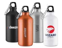 Garrafa em alumínio com capacidade para até 550ml com acabamento mate. Possui tampa rosqueável em plástico e mosquetão metálico acoplado à tampa para transporte.