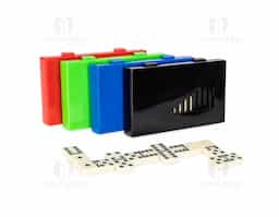 Jogo de dominó com 28 peças produzidas com detalhes em relevo, que facilitam o manuseio e a leitura durante as partidas. Acompanha estojo plástico resistente com travas de fechamento, garantindo praticidade no transporte e armazenamento. Um brinde corporativo clássico, divertido e ideal para ações promocionais e momentos de lazer.